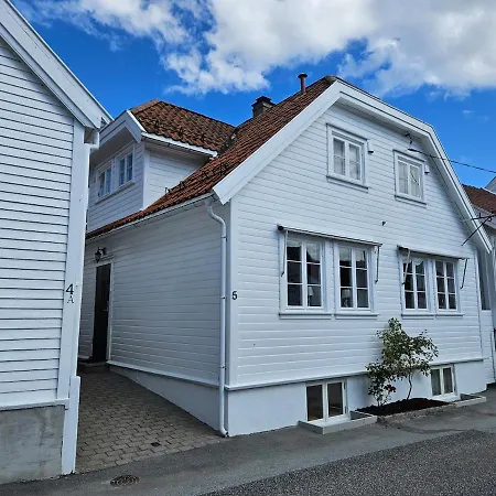 Family-friendly House In Old Town With 13 Beds Villa Mandal