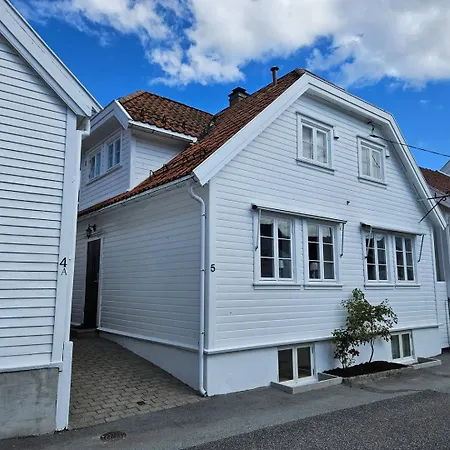 Family-friendly House In Old Town With 13 Beds Villa